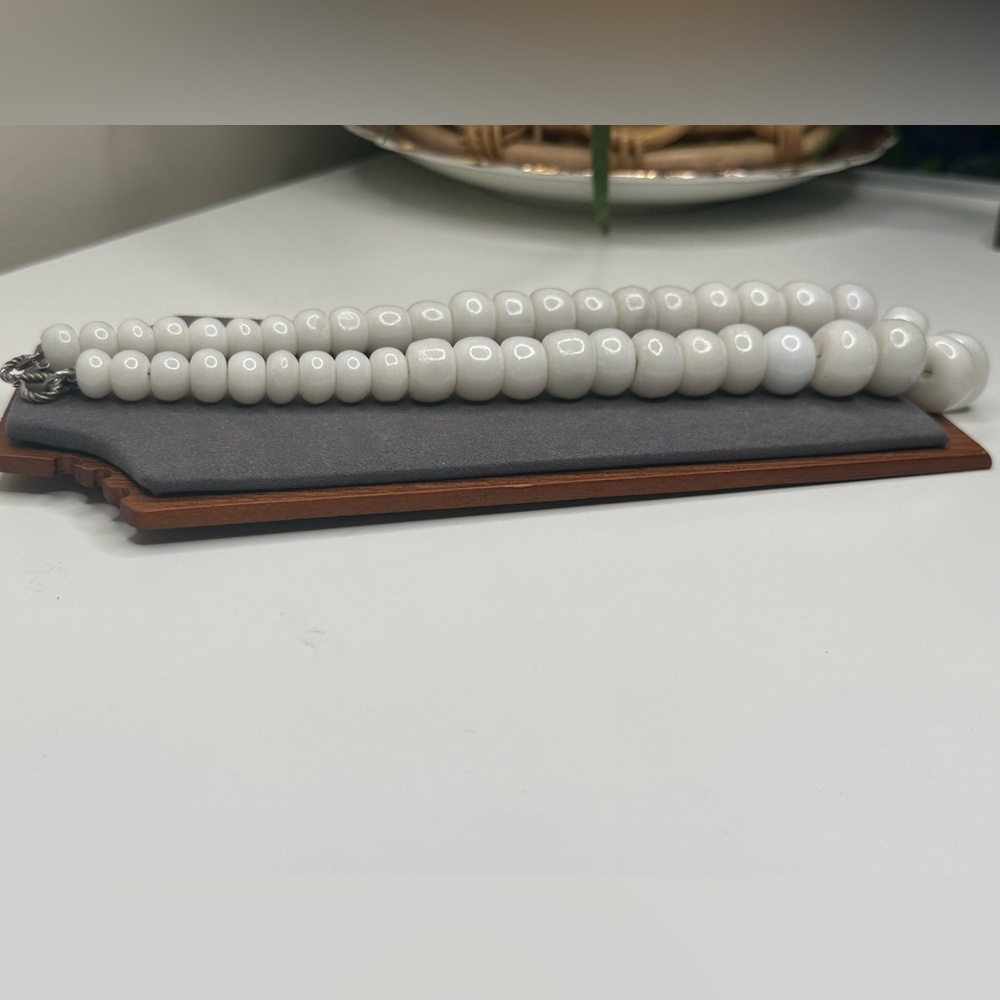 Heavy White Stone Beaded Necklace Chunky Graduated Bead Twisted Silver Clasp VTG - Picture 2 of 7